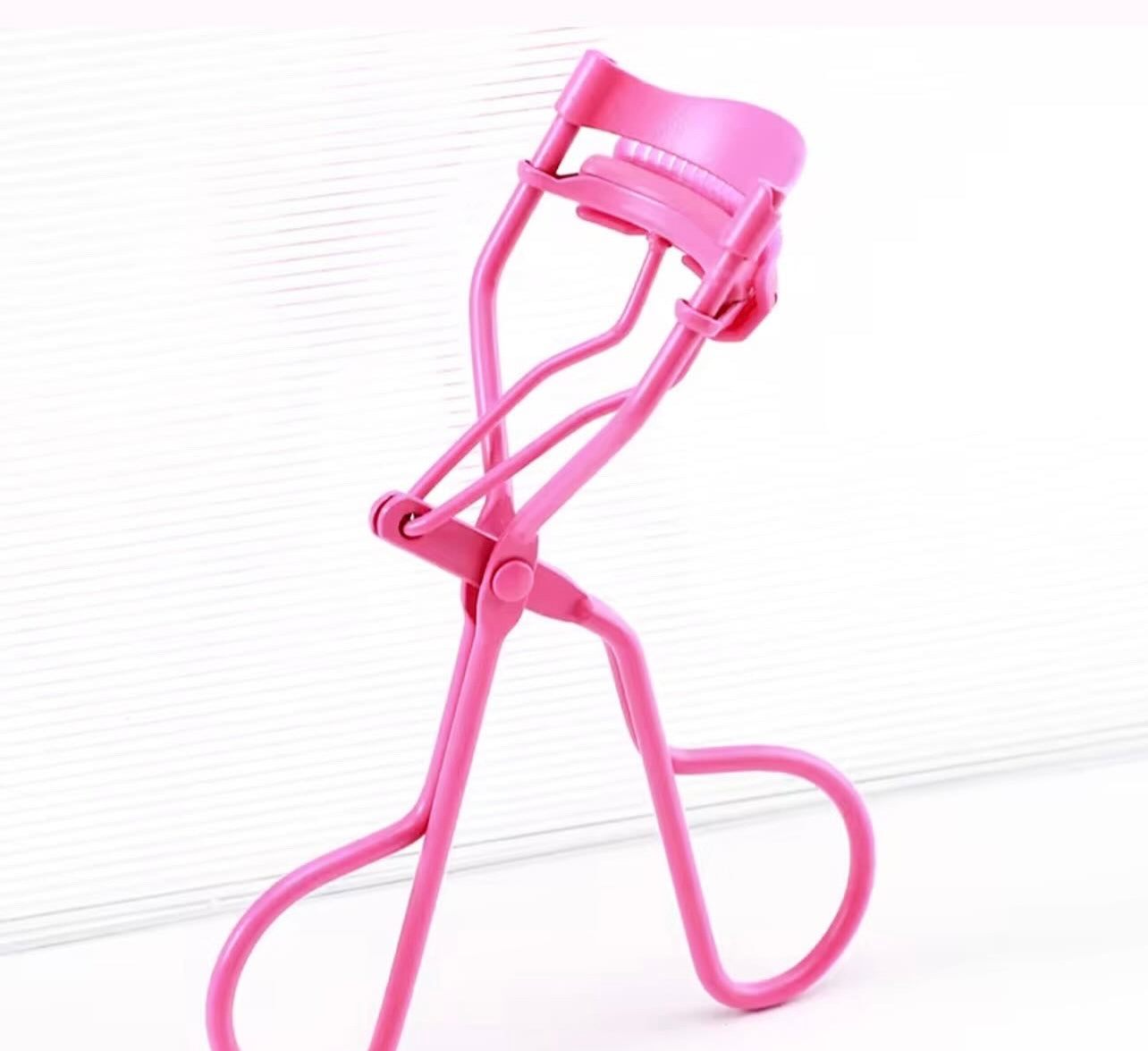 HOT PINK EYELASH CURLER